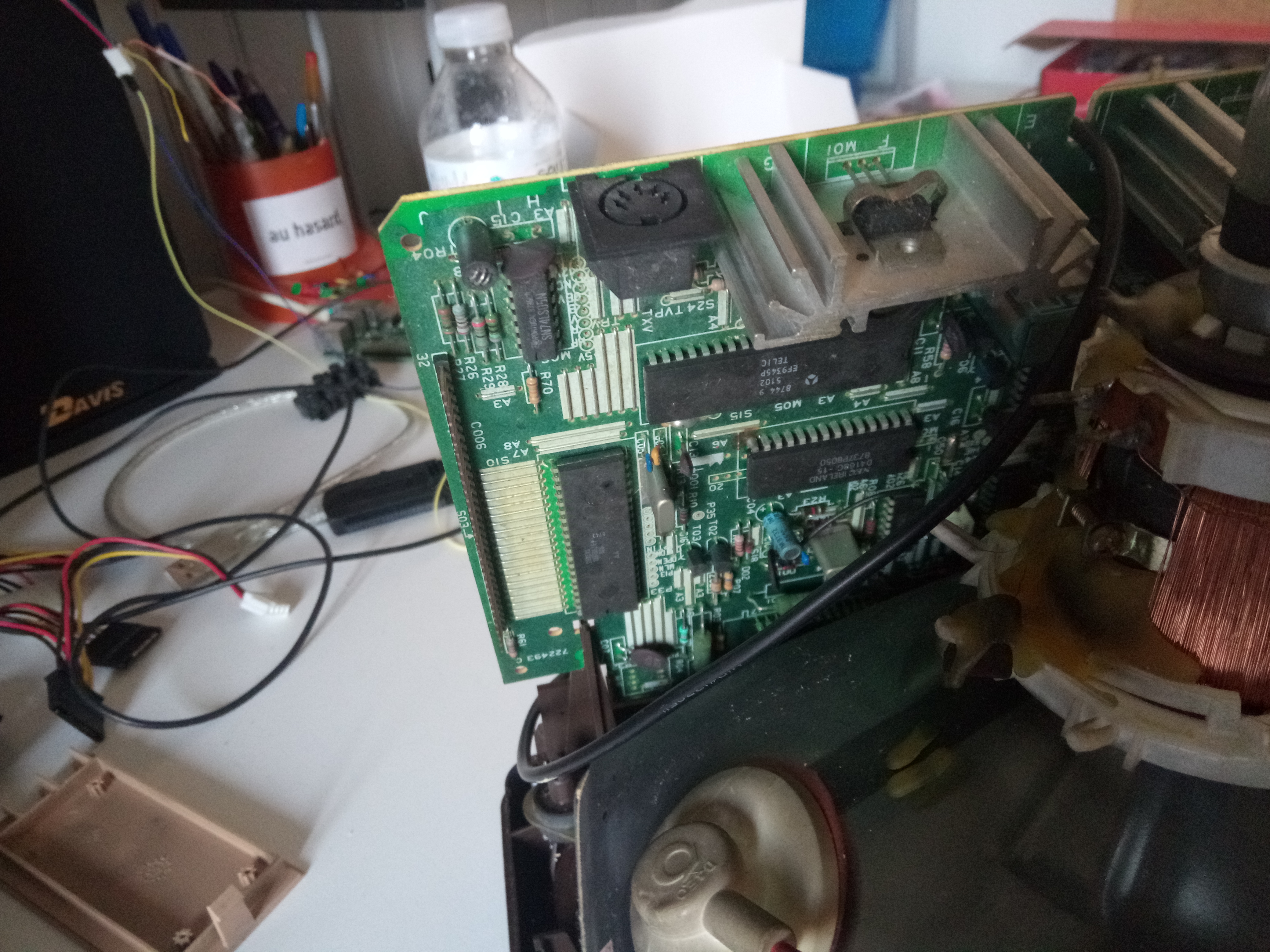 La prise péri-informatique, en haut