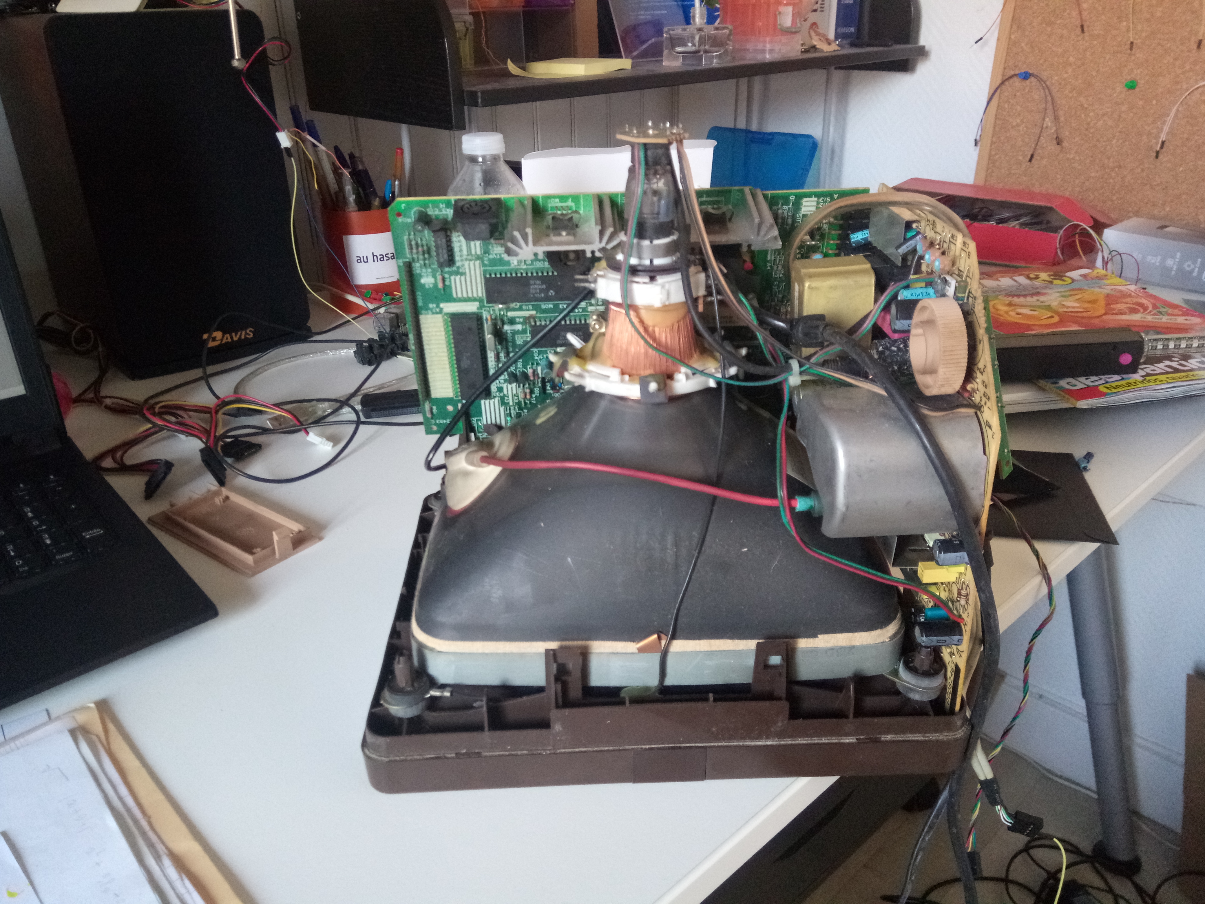 Minitel démonté, l'écran vers le bas.