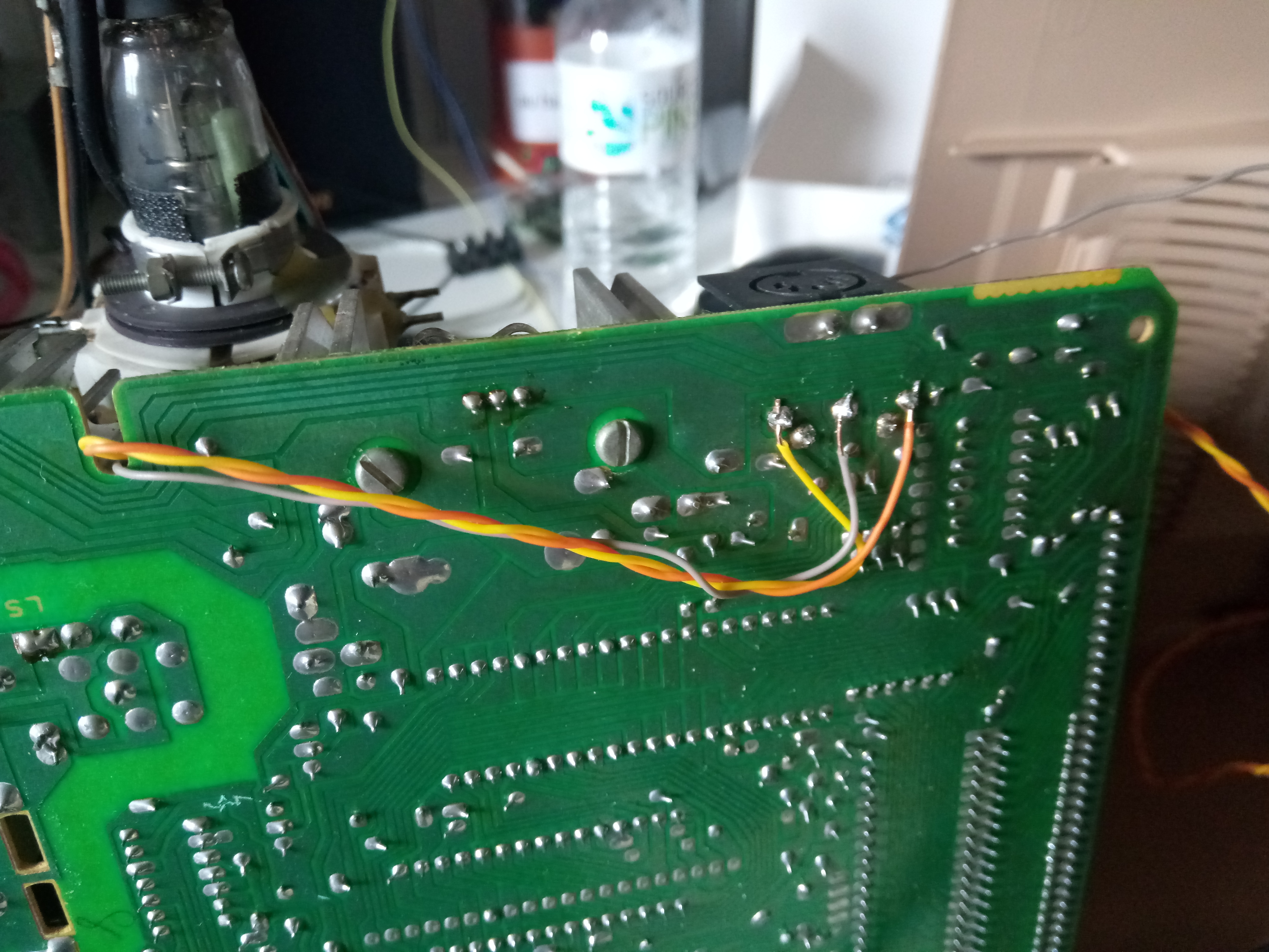 Fils soudés à la carte mère