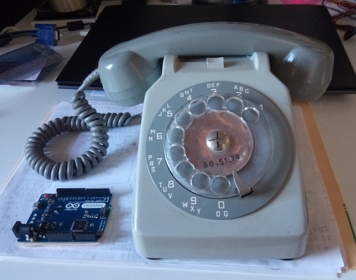 Le téléphone avec une Arduino Leonardo.