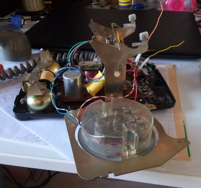 Le téléphone ouvert, avec le cadran et ses 4 fils.