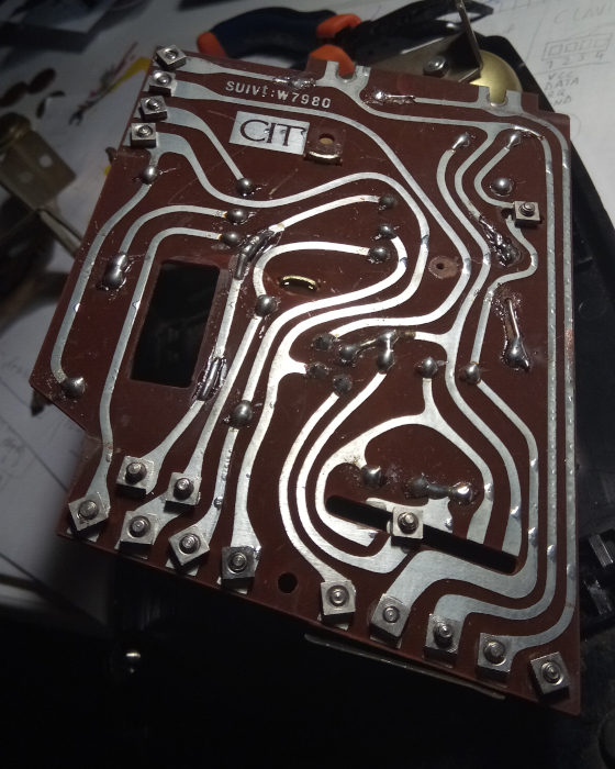 Le PCB avec ses jolis chemins tout arrondis.