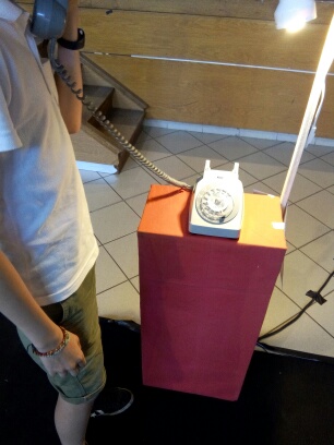 Le téléphone fièrement posé sur une table rien que pour lui.